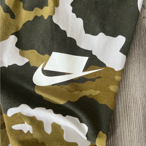 Woman’s Nike Camouflage leggings - Picture 4 of 5